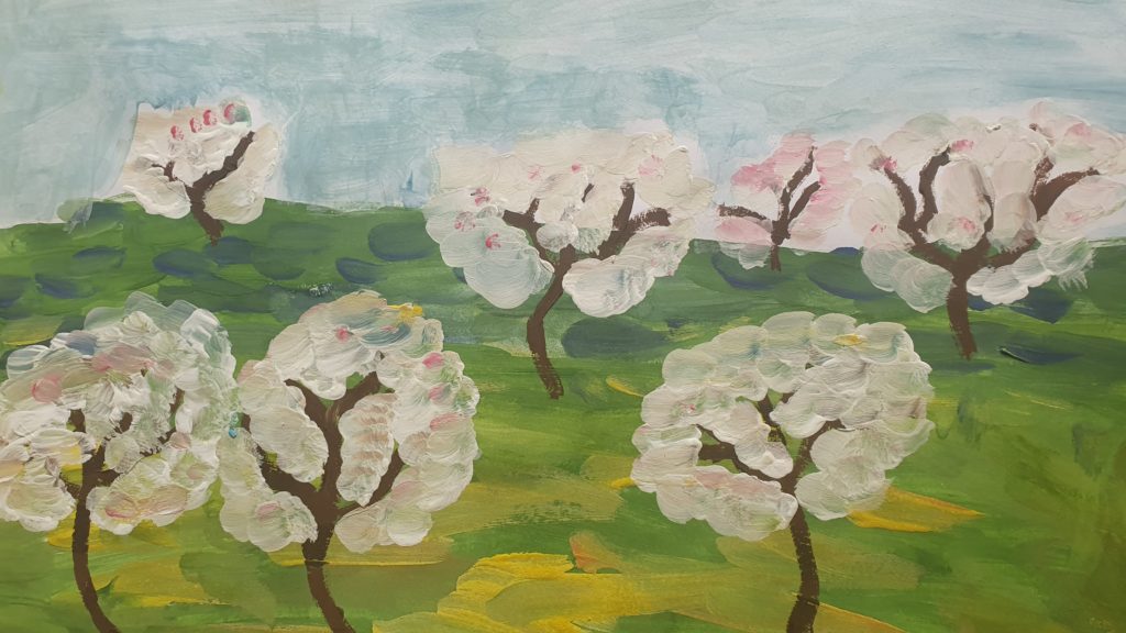 Na obrazku przedstawienie zielonych łąk z kwitnącymi, białymi drzewkami na tle niebieskiego nieba