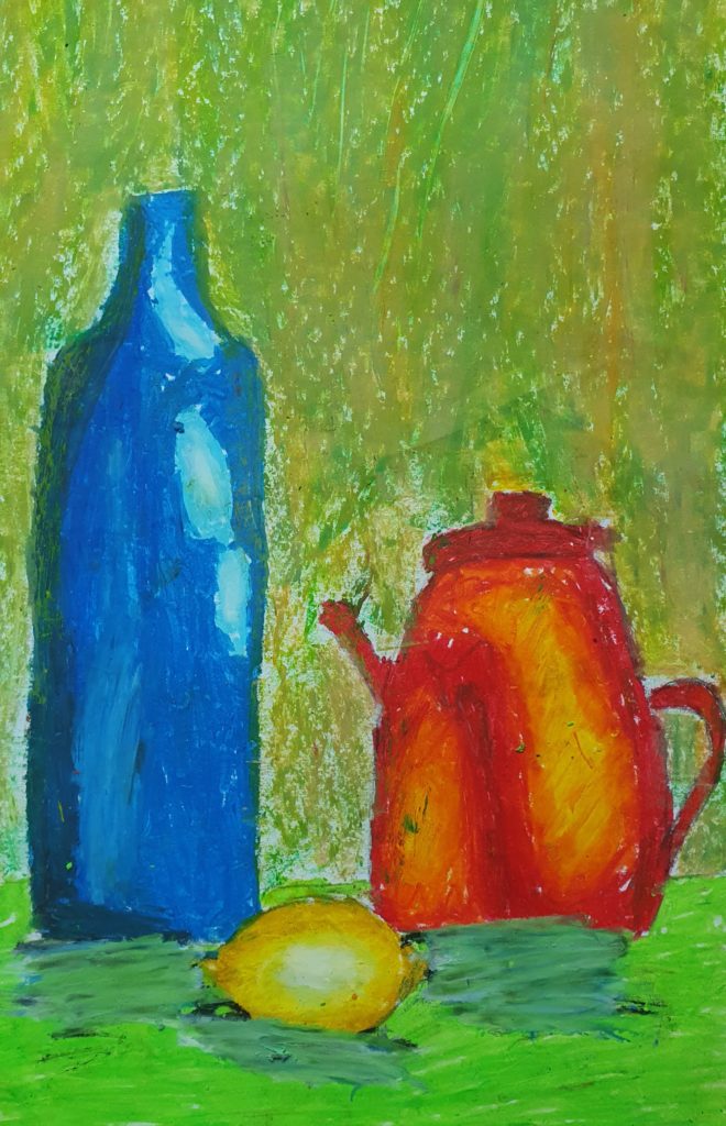 Na pracy namalowano trzy bryły - od lewej; niebieską butelkę, żółtą cytrynkę, czerwony dzbanek