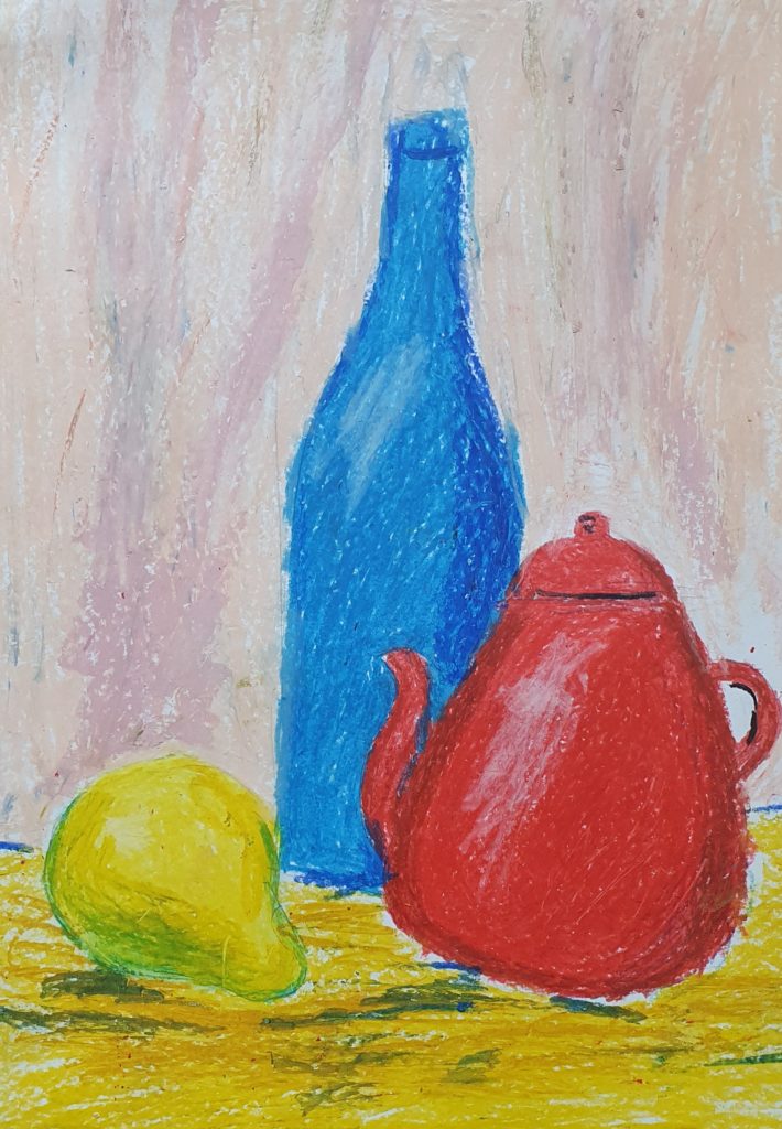 Na pracy namalowano trzy bryły - od lewej; żółtą cytrynkę, niebieską butelkę, czerwony dzbanek