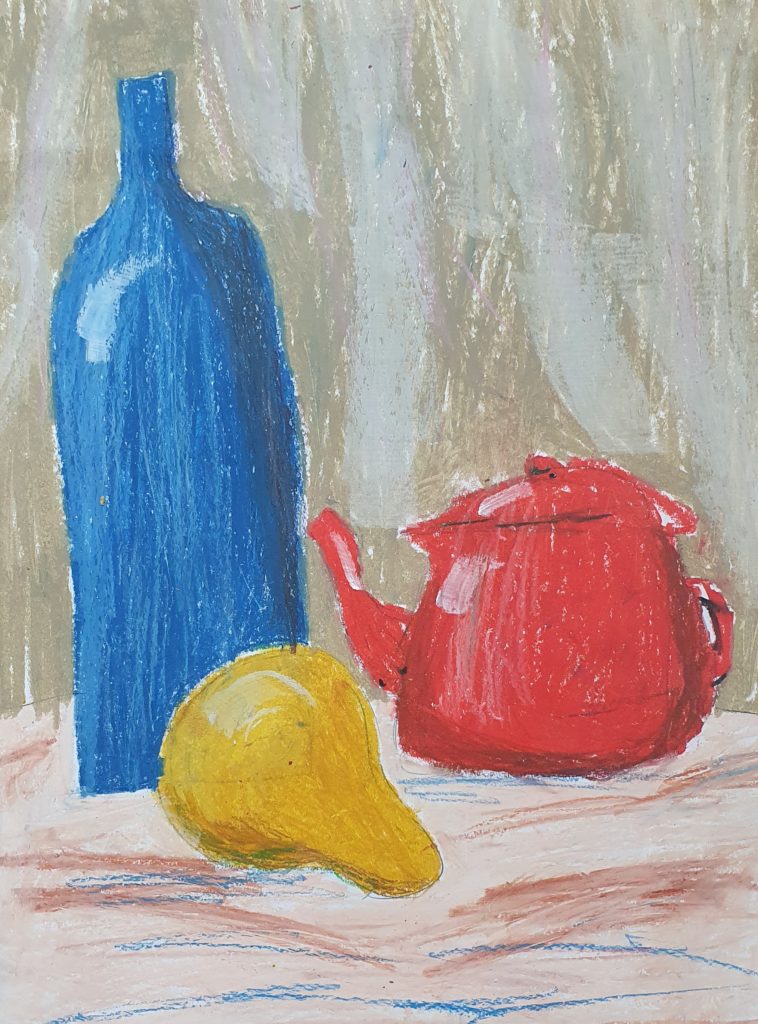 Na pracy namalowano trzy bryły - od lewej; niebieską butelkę, żółtą cytrynkę, czerwony dzbanek