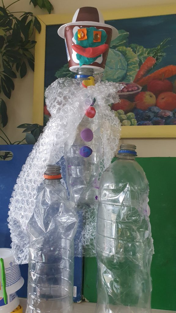 Forma sklejona z różnych plastikowych elementów jak butelki, kubeczek, folia