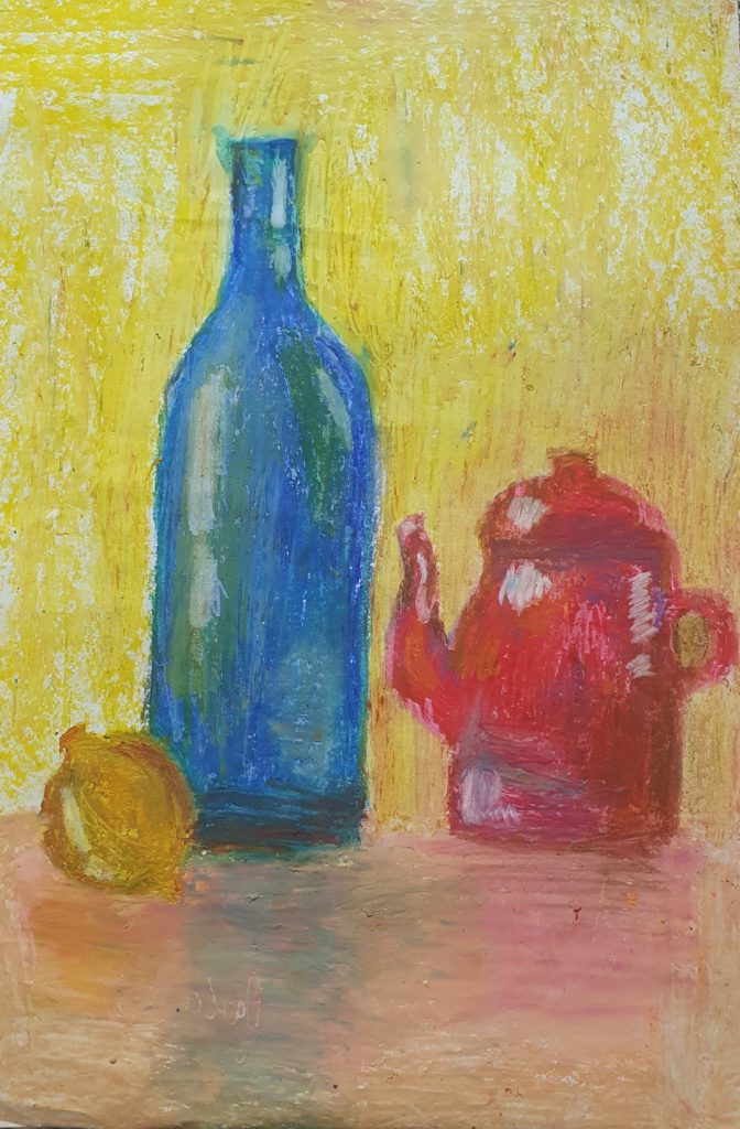 Na pracy namalowano trzy bryły - od lewej; żółtą cytrynę, niebieską butelkę, czerwony dzbanek