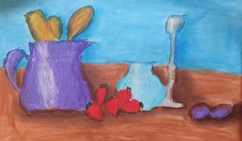 Na pracy namalowano kilka brył- od lewej; fioletowy dzbanek, truskawki, niebieski wazonik, świecznik