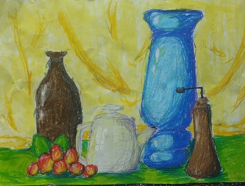 Na pracy namalowano kilka brył. Od lewej; czereśnie, brązową butelkę, biały dzbanuszek, niebieski wazon i brązowy młynek do pieprzu