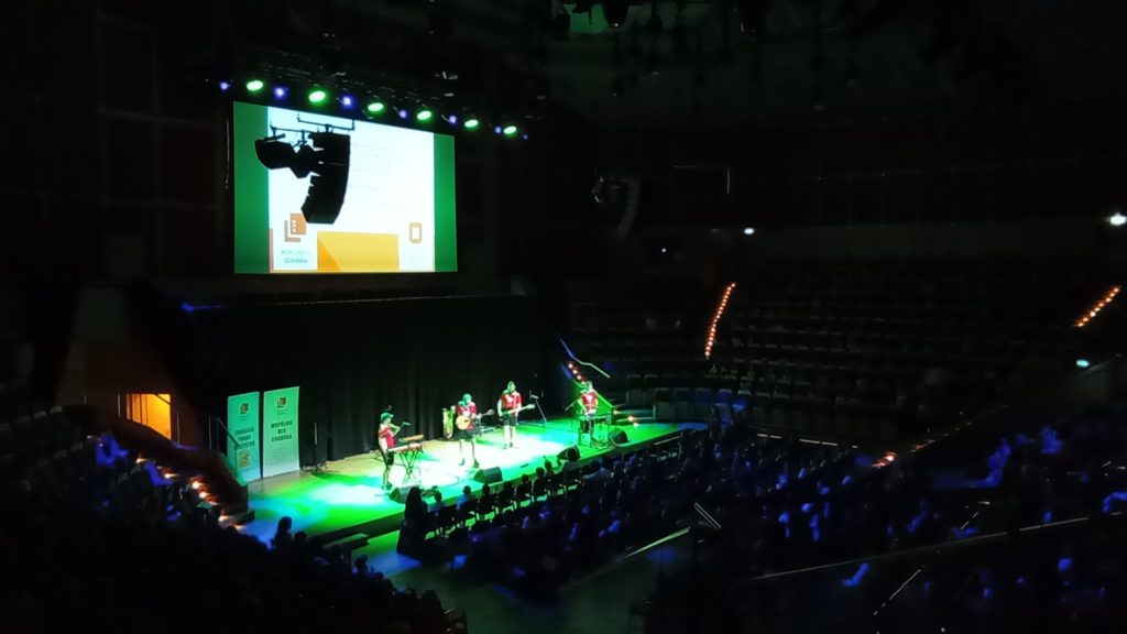 Na scenie w Filharmonii Bałtyckiej występuje czteroosobowy zespół „Czereśnie”. Nad sceną na telebimie wyświetlają się napisy. Na krzesłach w wielu sektorach zasiadają widzowie. 