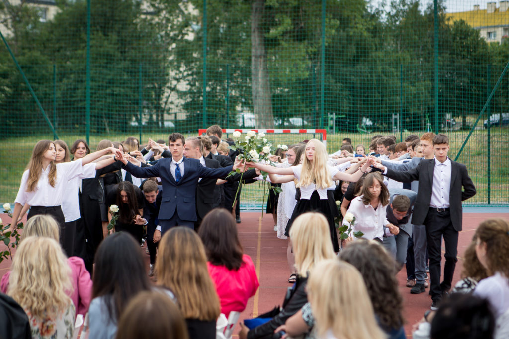 Uczniowie tańczący Poloneza na boisku szkolnym