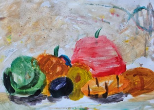 Kompozycja przedstawia układ warzyw i owoców. Od lewej strony zielone jabłko, śliwka, marchewka. Na drugim planie dwa czerwone jabłka