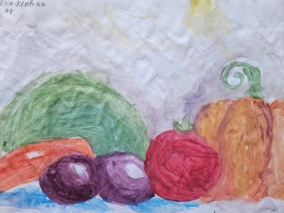 Kompozycja przedstawia układ warzyw i owoców. Od lewej strony marchewka, dwie śliwki, jabłko, dynia. Na drugim planie zielona kapusta