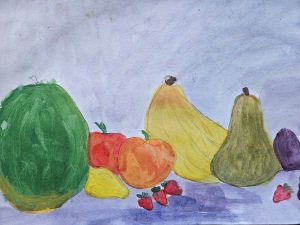 Kompozycja przedstawia układ warzyw i owoców. Od lewej strony zielona kapusta, cytryna, truskawki, jabłka, żółta gruszka, zielona gruszka, truskawka z tyłu śliwka