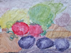 Kompozycja przedstawia układ warzyw i owoców. Na dole trzy fioletowe śliwki, za nimi dwa jabłka, a za nimi zielona kapusta