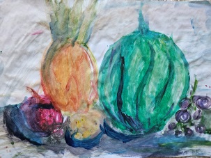 Kompozycja przedstawia układ owoców. Na dole od lewej granat, za nim ananas obok zielony duży arbuz, po prawej małe śliwki