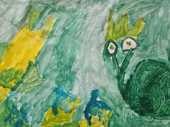 Praca o tematyce fantastycznej przedstawia zieloną planetę z dwoma postaciami przypominającymi ufoludki oraz nieokreślonego stwora z dużymi oczami
