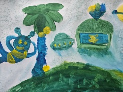 Praca o tematyce fantastycznej przedstawia zieloną planetę z postacią przypominającą ufoludka, palmę i dwa pojazdy kosmiczne