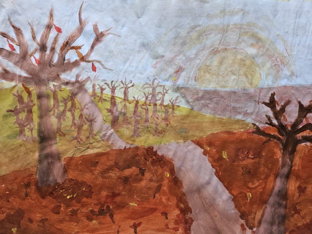Praca przedstawia krajobraz jesienny z drogą biegnącą ku horyzontowi. Po lewej i prawej stronie drogi pola z drzewami