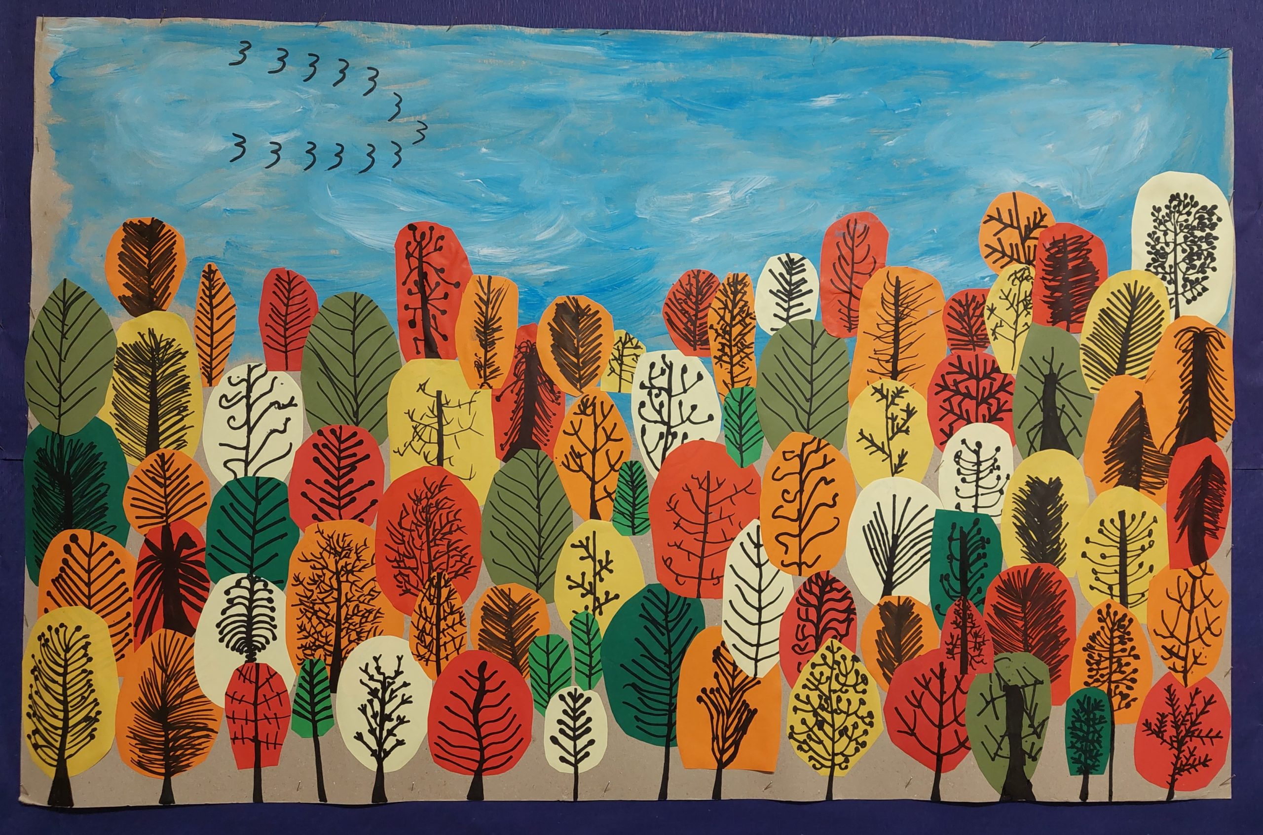 Plakat przedstawiający jesienny las ułożony z kolorowych papierowych owali ozdobionych czarnymi mazakami.