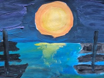 Praca przedstawia zachód słońca odbijający się w morzu, na którym widać dwie sylwetki okretów
