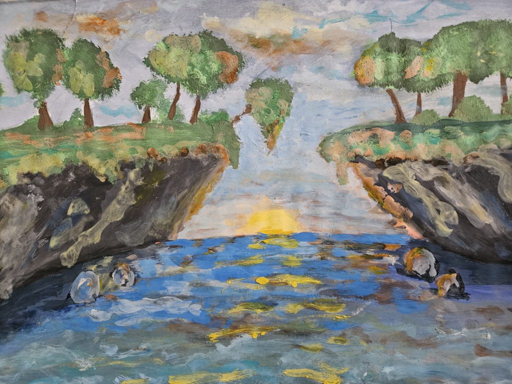 Praca przedstawia krajobraz z zatoką. Po obydwóch stronach wody wysokie skarpy, na których stoją zielone drzewa. Centralnie na środku nieba, na horyzoncie wschodzące, żółte słońce