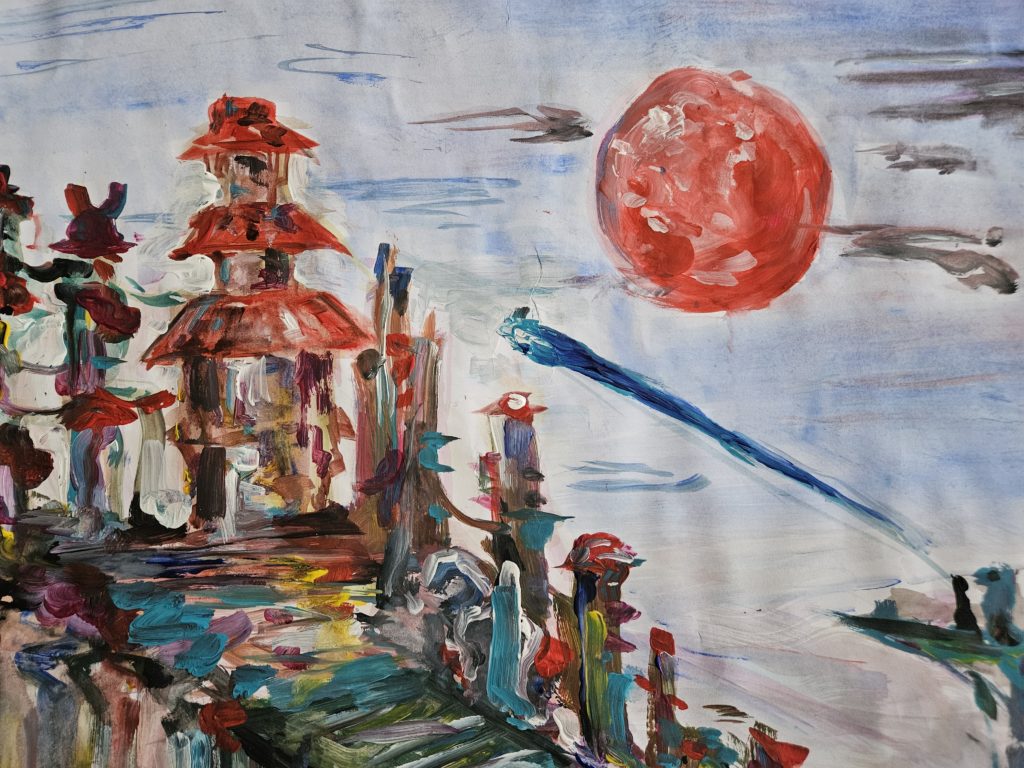 Praca przedstawia widok chińskich domków nad rzeką. Na niebie, po prawej stronie czerwone słońce