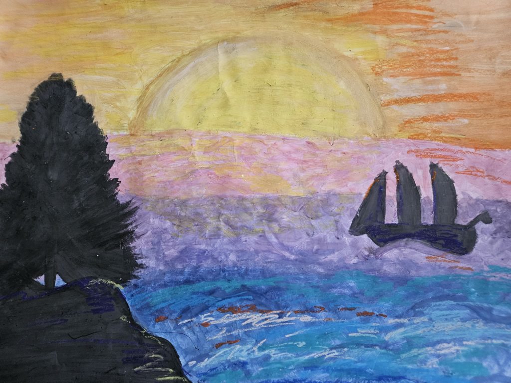 Praca przedstawia krajobraz morski. Po lewej stronie czarna skarpa z choinką. Po prawej stronie czarna żaglówka. Na horyzoncie duże, żółte słońce