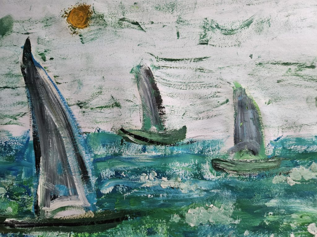 Praca przedstawia widok na morze z oddalającymi się żaglóweczkami. Po lewej stronie, na niebie żółte słońce