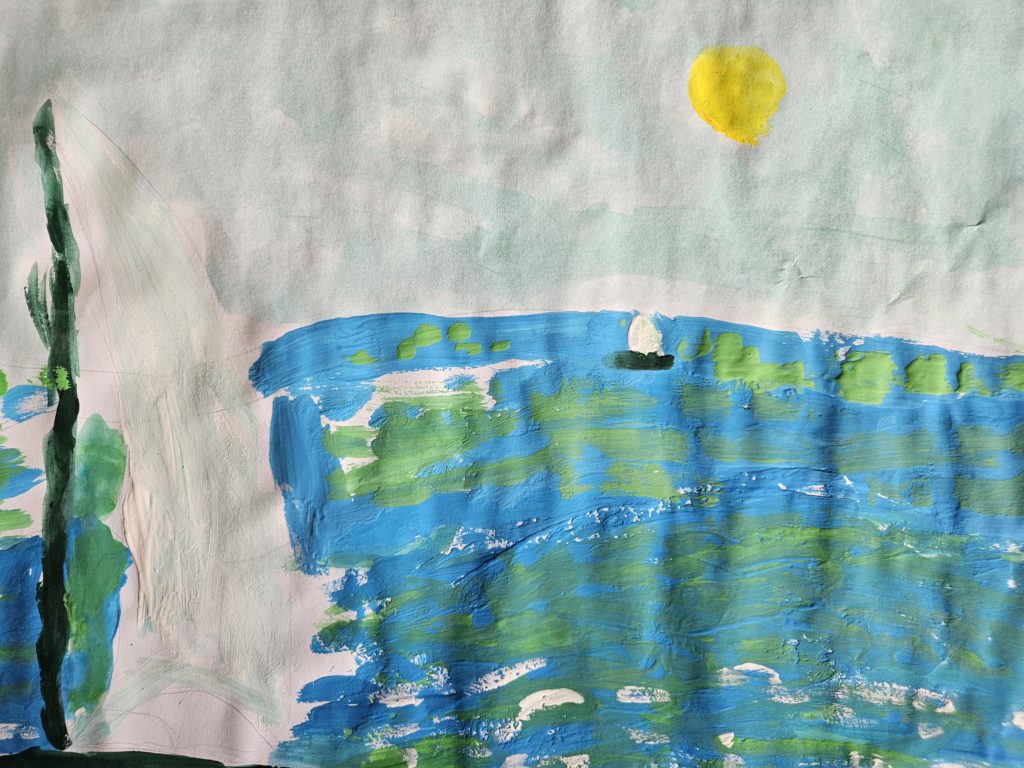 Praca przedstawia widok na morze z oddalającymi się żaglóweczkami. Centralnie na środku, na niebie żółte słońce