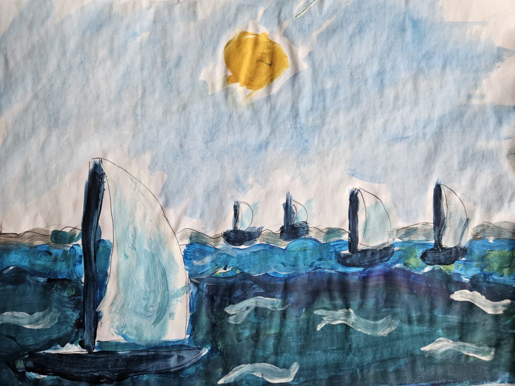 Praca przedstawia widok na morze z oddalającymi się żaglóweczkami. Centralnie na środku na niebie żółte słońce