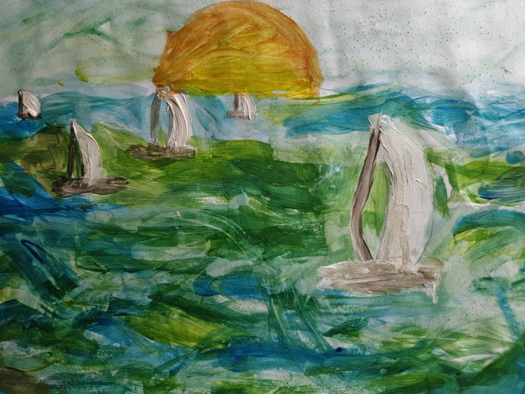 Praca przedstawia widok na morze z oddalającymi się żaglóweczkami. Centralnie na środku, na niebie żółte słońce