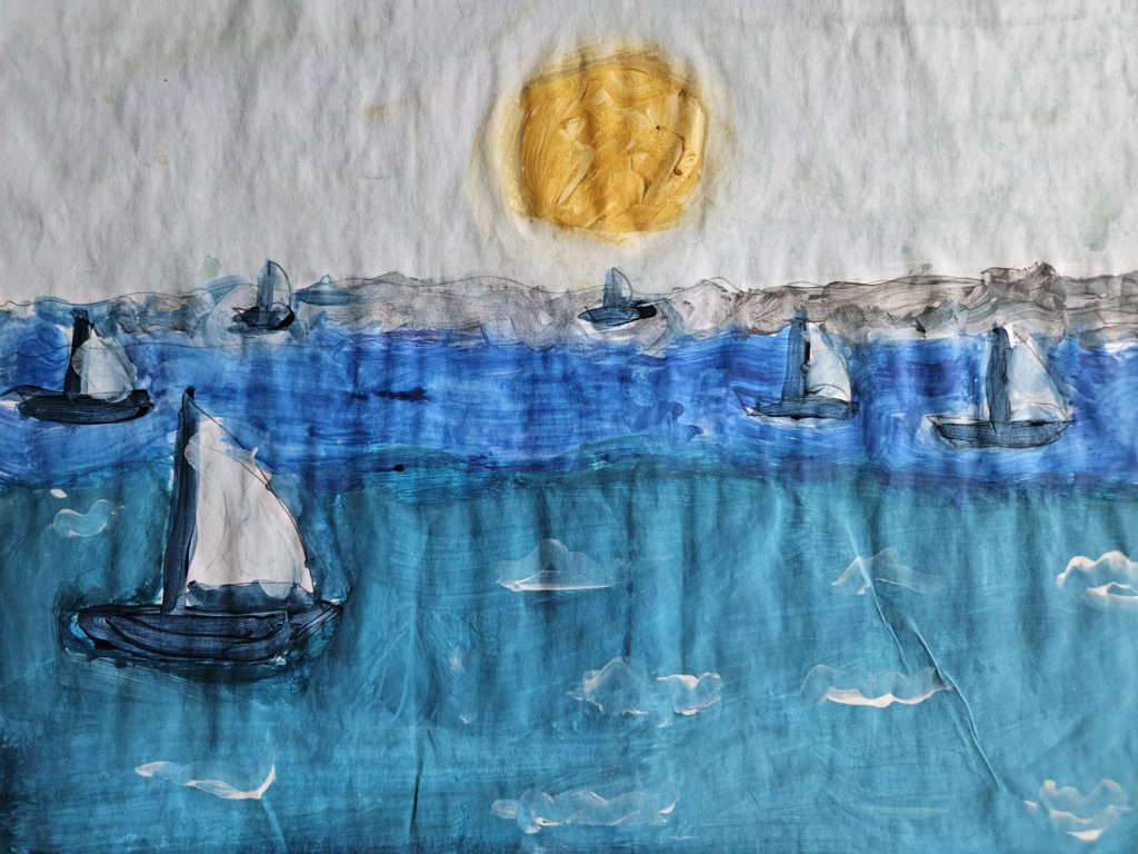 Praca przedstawia widok na morze z oddalającymi się żaglóweczkami. Centralnie na środku na niebie żółte słońce