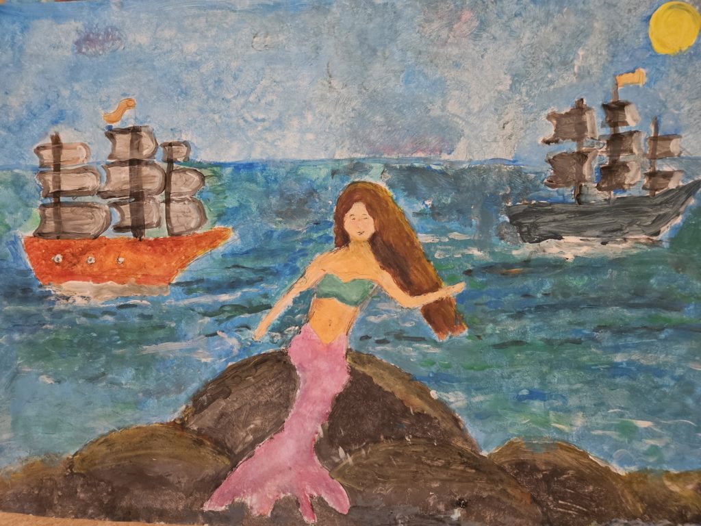 Praca przedstawia scenkę z bajki. Na pierwszym planie, na wzniesieniu siedzi postać Syrenki z rybim ogonem, a za nią morze po którym płyną dwa okręty. Na niebie , po prawej stronie żółte słońce