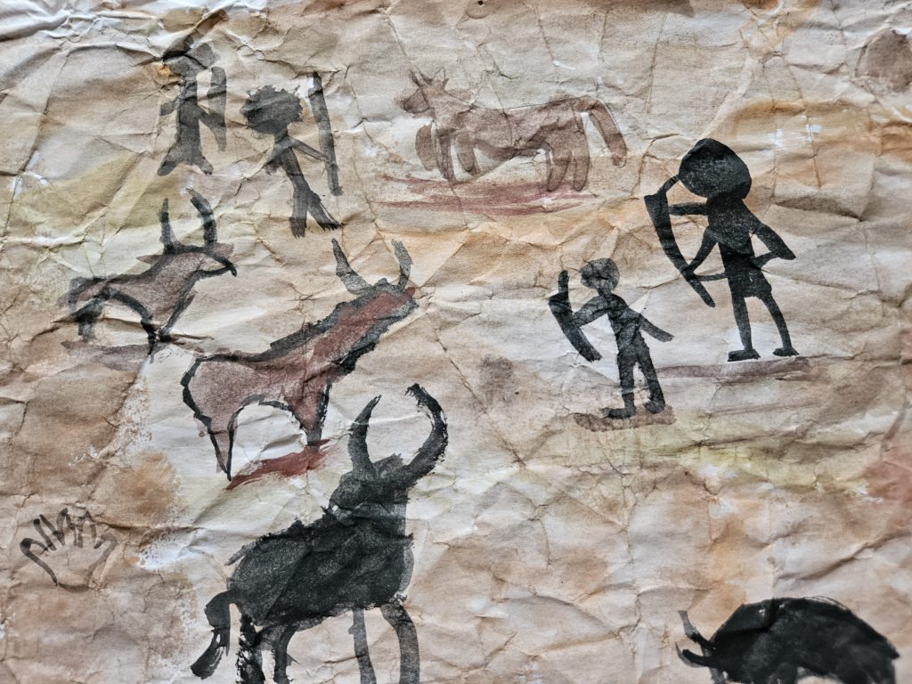 Praca inspirowana malarstwem paleolitu ze sceną z polowania. Na pierwszym planie zarys jeleni. Dalej kolejne postacie zwierząt i ludzi z włóczniami