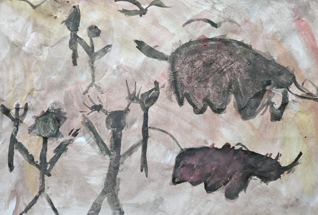Praca inspirowana malarstwem paleolitu ze sceną z polowania. Na pierwszym planie, po lewej stronie zarysy człowieka, a po prawej mamutów. Dalej kolejne postacie czlowieka i uciekający mamut