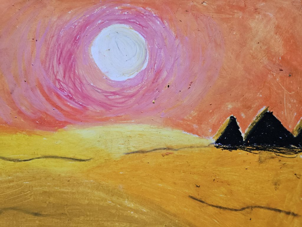 Na pierwszym planie żółte piaski pustyni. Na horyzoncie, po prawej stronie sylwetki trzech piramid ostrosłupowych. Na horyzoncie zachodzące słońce. Całość w gamie barw żółtych, pomarańczowych i różowych