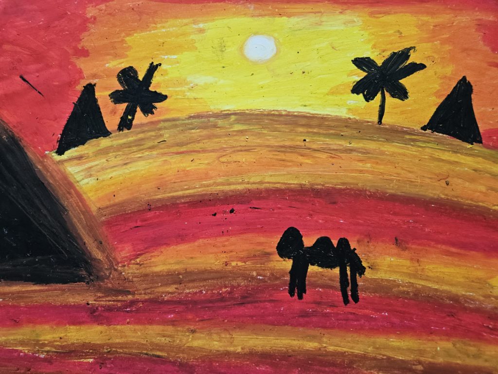 Na pierwszym planie czarna sylwetka to wielbłąd. Na drugim planie, po lewej stronie piramida z palmami podobnie po prawej stronie. Na horyzoncie zachodzące słońce. Całość w gamie barw żółtych, pomarańczowych i różowych