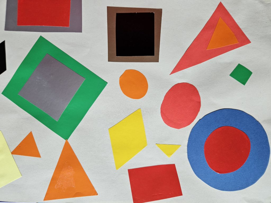 Praca przedstawia wielobarwną kompozycję figur geometrycznych – kół, prostokątów i trójkątów