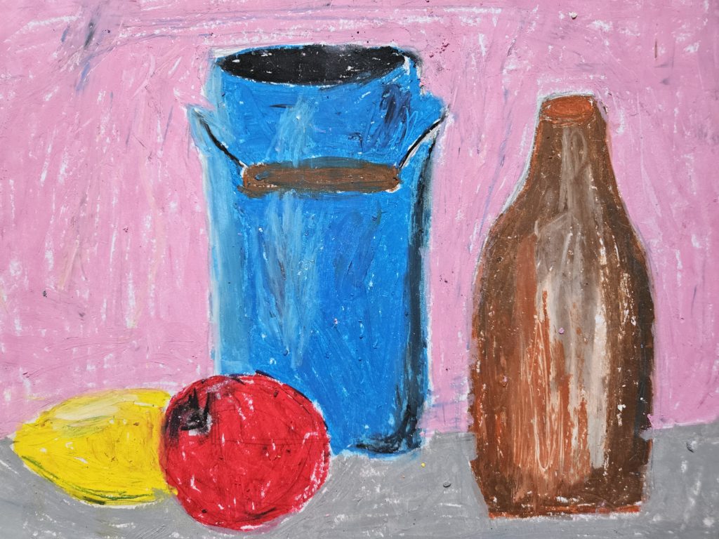 Praca przedstawia kompozycję malarską kilku brył - od lewej; żółtą cytrynę, pomidora, niebieską kankę, brązową butelkę