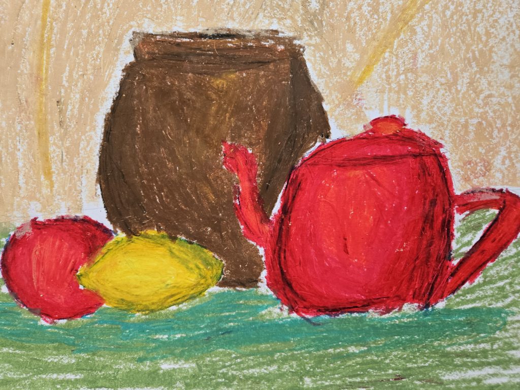 Praca przedstawia kompozycję malarską kilku brył - od lewej; czerwony pomidor, cytrynę, niebieską kankę, brązową butelkę