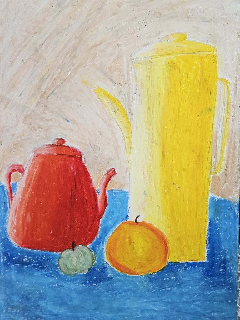 Praca przedstawia kompozycję malarską kilku brył - od lewej; czerwony dzbanek, czosnek, pomarańczę, żółty dzbanek
