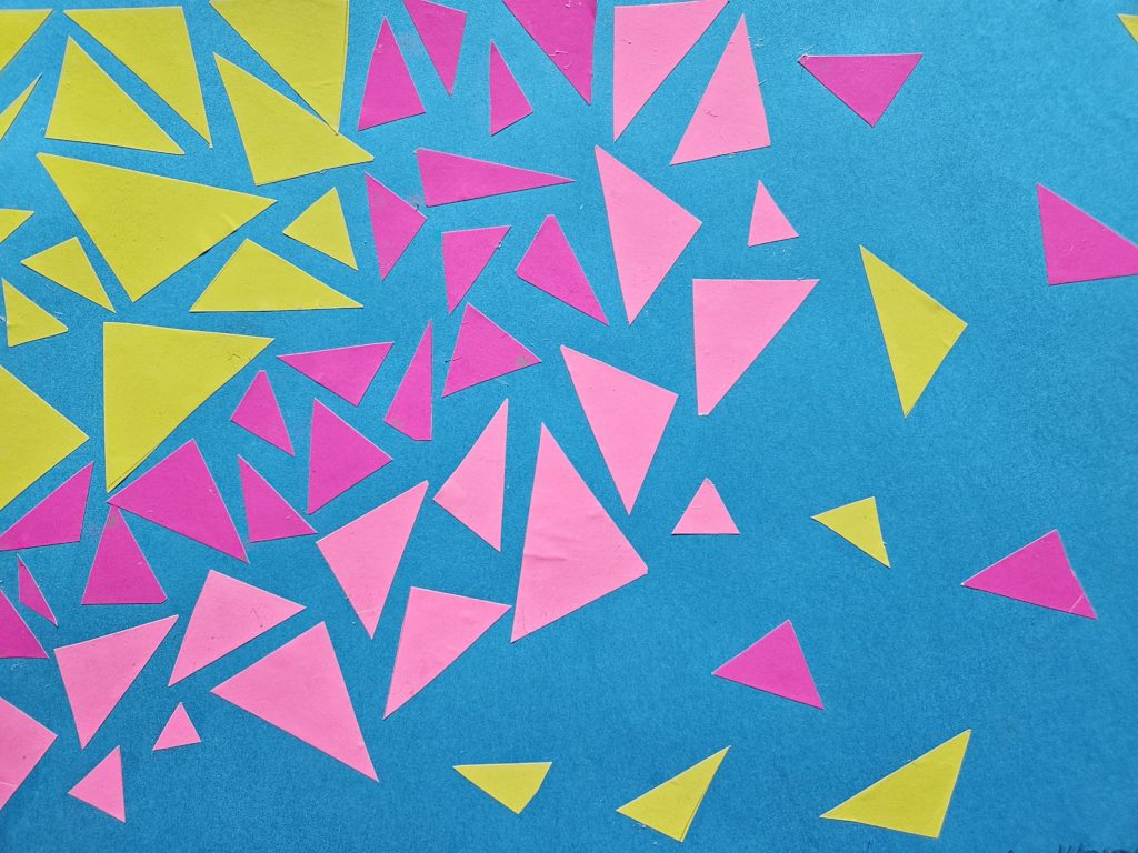Praca przedstawia wielobarwną kompozycję figur geometrycznych – trójkątów