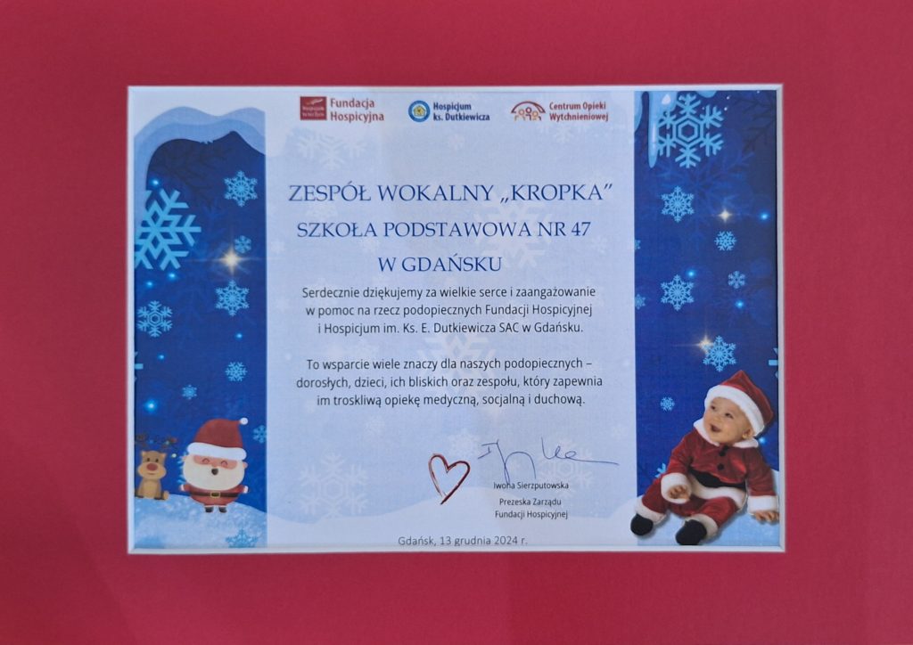 Zdjęcie przedstawia dyplom w podziękowaniu za wielkie serce i zaangażowanie w pomoc na rzecz podopiecznych Fundacji Hospicyjnej i Hospicjum w Gdańsku dla zespołu wokalnego "Kropka" ze szkoły podstawowej nr 47 w Gdańsku.