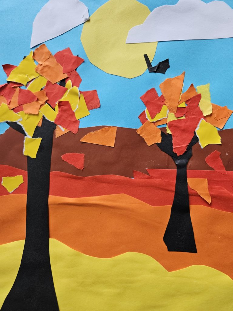 Na pierwszym planie kształty dwóch drzew ozdobionych w ciepłych barwach kształtami przypominającymi kępy liści. Krajobraz podzielony jest na trzy plany. Na niebie wysoko słońce.