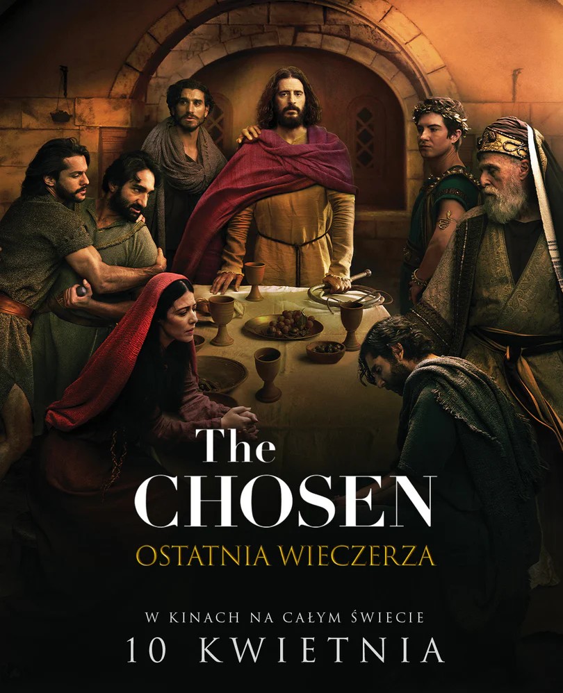Plakat filmu The Chosen Ostatnia Wieczerza w kinach na całym świecie 10 kwietnia. Przedstawia scenę Ostatniej Wieczerzy, na której Jezus siedzi w centrum przy stole otoczony przez innych uczestników. 