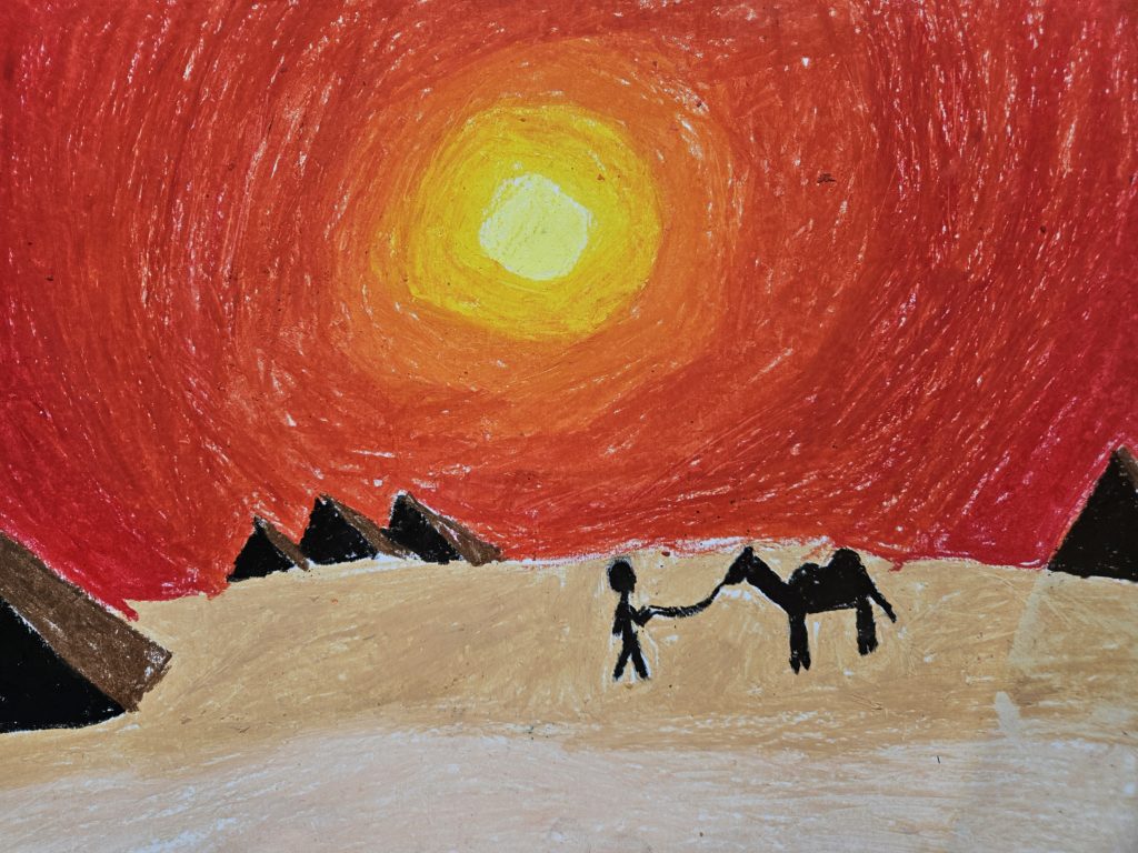 Praca przedstawia zachodzące słońce na pustyni. Na pierwszym planie człowiek z wielbłądem a w głębi piramidy ostrosłupowe. Na niebie jasne słońce