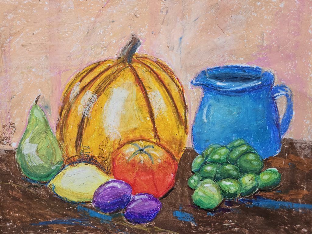 Na zdjęciu widzimy kompozycję brył: fioletowe śliwki, cytryna, jabłko, duża pomarańczowa dynia i niebieski dzbanek