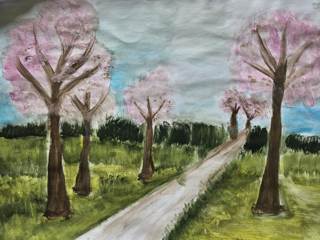 Na pracy widzimy centralnie drogę biegnącą po linię horyzontu po bokach której stoją kwitnące na różowo drzewa