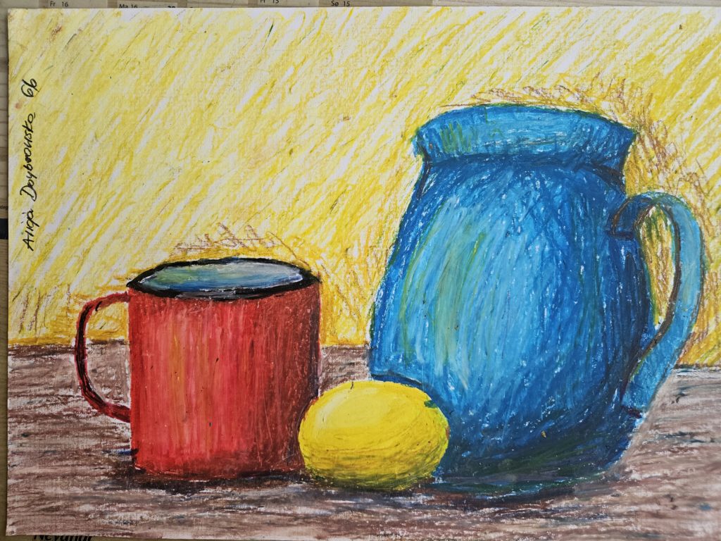 Na zdjęciu widzimy kompozycję trzech brył: czerwony kubek, żółtą cytrynkę i niebieski dzbanek