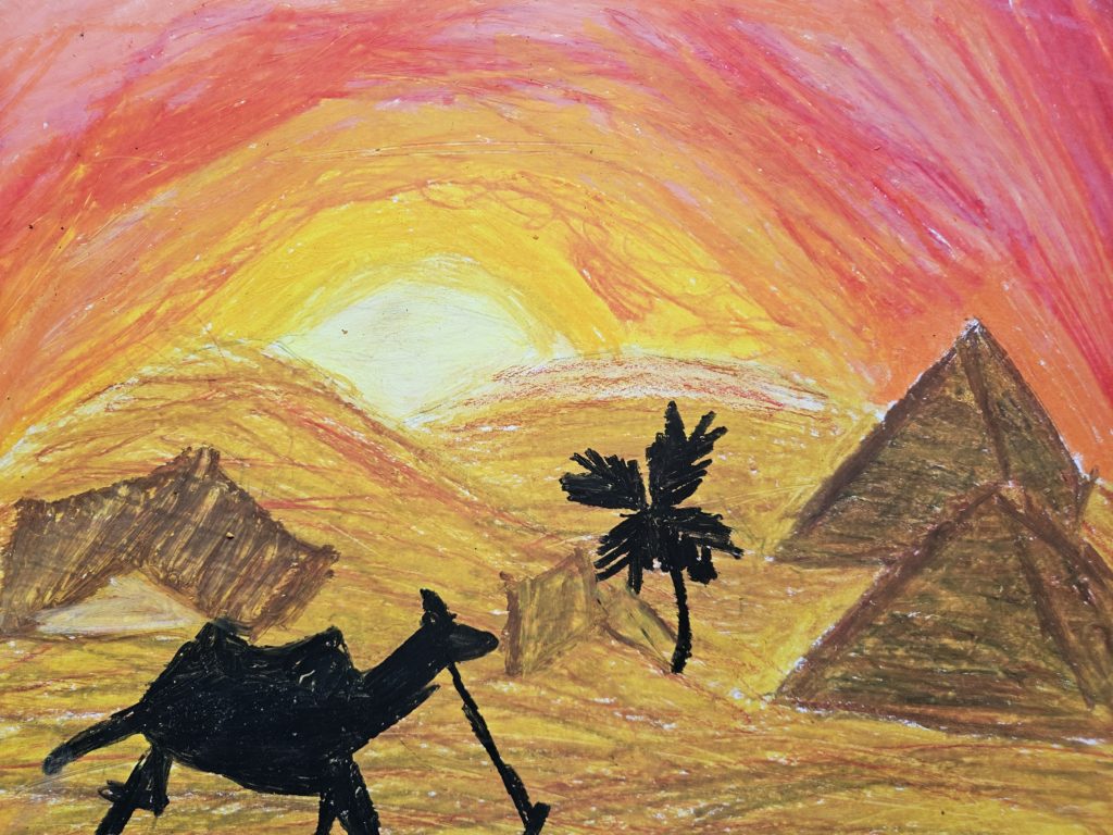 Na pierwszym planie sylwetka wielbłąda a za nim palma i po bokach piramidy ostrosłupowe