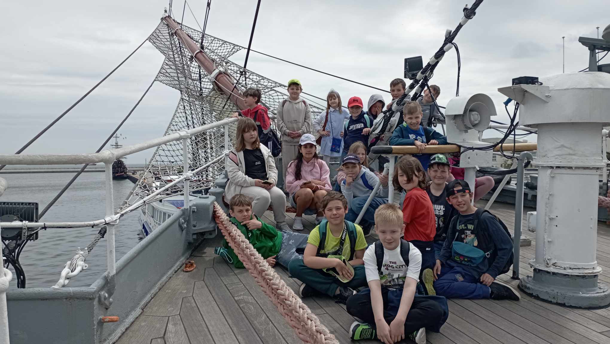 Na rufie statku Dar Pomorza ponad dwudziestoosobowa grupa uczniów klasy 3c.