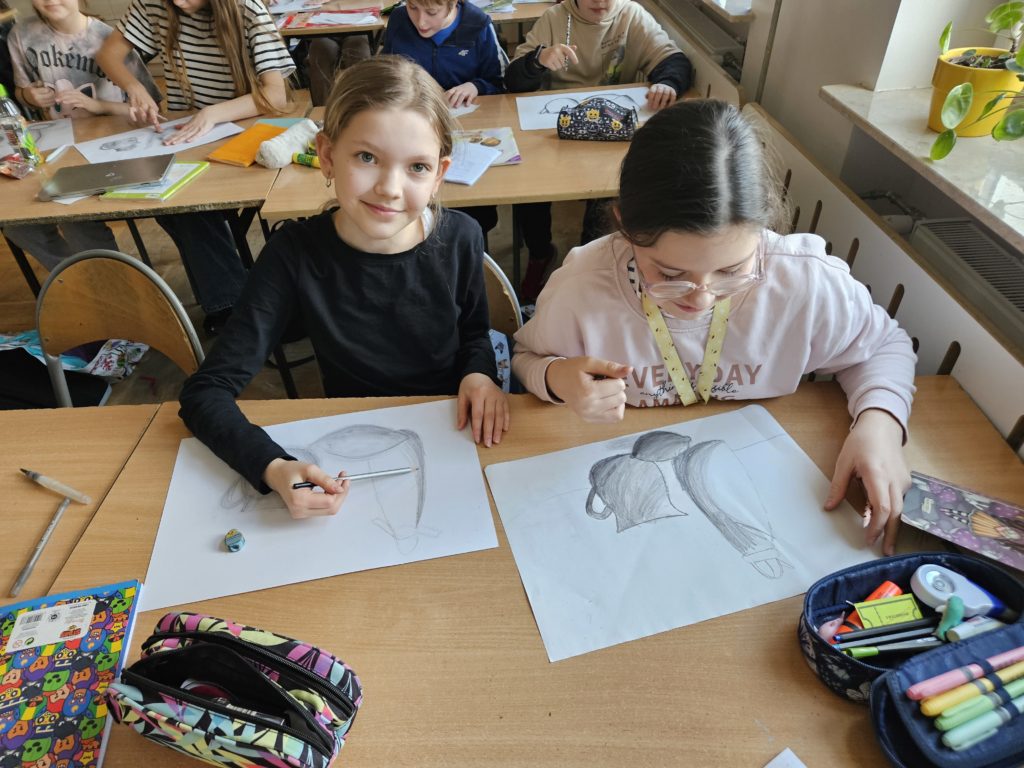 Na zdjęciu dwie dziewczynki rysują swoje martwe natury