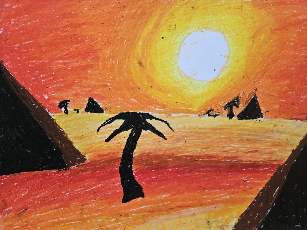 Na pierwszym planie fragment piramidy, po środku palma i druga piramida. Na horyzoncie zarys kolejnych piramid