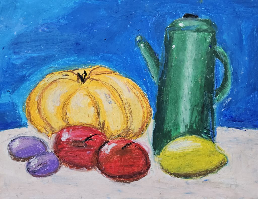 Praca przedstawia zestaw brył: fioletowe śliwki, czerwone pomidorki, cytrynkę a z tyłu dużą dynię i zielony dzbanek